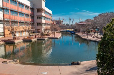 Pueblo, Colorado 'nun merkezindeki güzel ve popüler nehir yürüyüşü yıl boyunca pek çok kişi tarafından keyiflendirilmektedir..