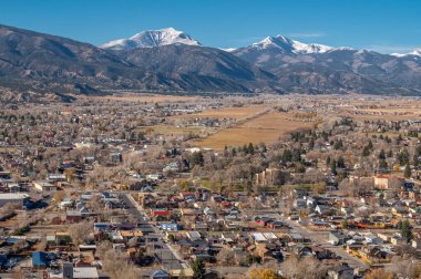 Salida, Colorado 'nun yüksek manzaralı muhiti Tenderfoot Hill' den güzel bir dağ arkaplanı.