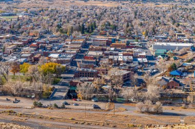 Salida, Colorado 'nun şehir merkezi ve bitişik mahallelerinin manzarası Tenderfoot Hill' den yükseltilmiş bir manzara.