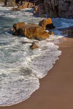 Kaliforniya 'nın güzel Pasifik kıyıları engebeli kıyı şeridine devasa dalgalar çarpıyor..