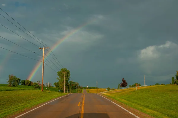 Efter Stormen Vacker Dubbel Regnbåge Prydde Iowa Himlen Denna Landsväg — Stockfoto