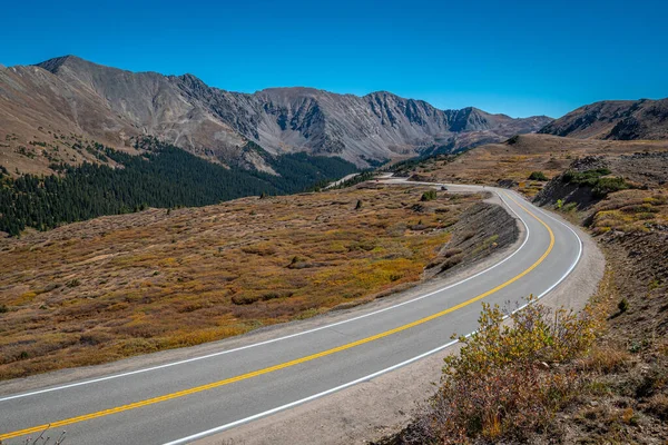 观光客欣赏科罗拉多州洛夫兰山口下蜿蜒曲折的道路时 尽收眼底尽收眼底 — 图库照片