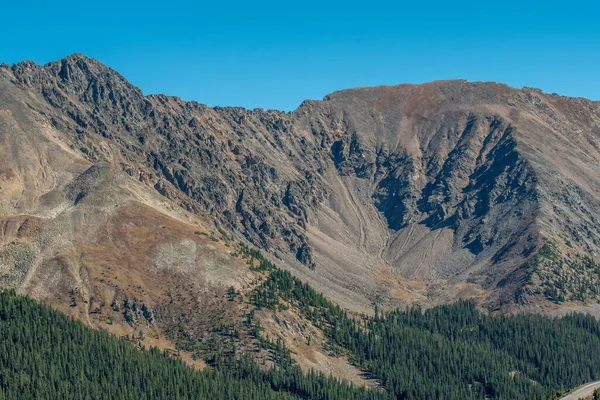 コロラド州ロッキー山脈の雄大な山の景色ブリッケンリッジ近くのラブランド峠の上 — ストック写真