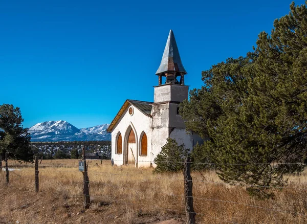 Старая Заброшенная Заброшенная Церковь Стоит Высоко Сельской Местности Колорадо Долине — стоковое фото