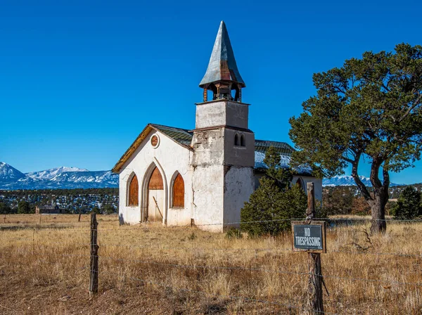 Старая Заброшенная Заброшенная Церковь Стоит Высоко Сельской Местности Колорадо Долине — стоковое фото