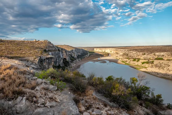 テキサス州のペコス川の眺めから アメリカとメキシコの国境を形成するリオ グランド川に注ぐ前に短い距離 — ストック写真