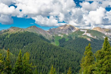 Colorado 'daki Bağımsızlık Geçidi' ne doğru giderken uçsuz bucaksız vahşi doğa ve dağ sıralanır..