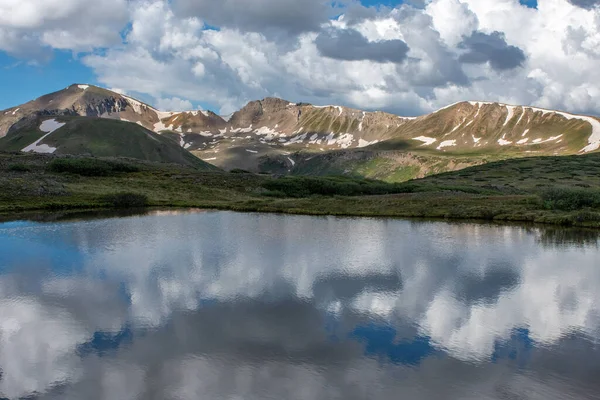 Hermosos Cielos Verano Reflejados Estanque Independence Pass Colorado —  Fotos de Stock
