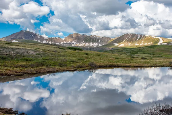 Belos Céus Verão Refletidos Uma Lagoa Independence Pass Colorado — Fotografia de Stock