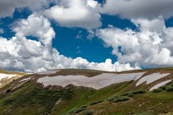 雪はコロラド州の独立パスで夏によく残っています — ストック写真
