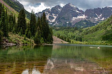 Maroon Bells, Aspen, Colorado yakınlarındaki Maroon Gölü 'nün berrak sularına çok güzel yansıdı..