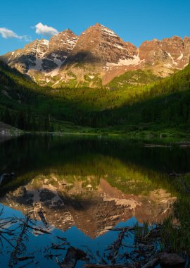 Maroon Bells, Aspen, Colorado yakınlarındaki Maroon Gölü 'nün berrak sularına çok güzel yansıdı..
