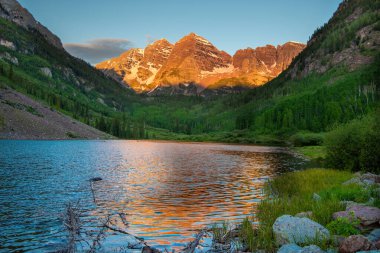 Güneş doğduktan kısa bir süre sonra Aspen, Colorado yakınlarında, kanyonu aydınlatan meşhur Maroon Bells 'in güzel bir görüntüsü..