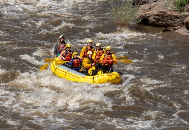 2023 ilkbaharında Arkansas Nehri 'nin dalgalı sularını çeken insanların gerçek macera fotoğrafı. Çok fazla yağmur ve kar yağışı sonrasında gerçekten heyecan verici bir kürek çekme için yapılmıştı..