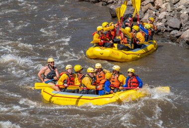 2023 ilkbaharında Arkansas Nehri 'nin dalgalı sularını çeken insanların gerçek macera fotoğrafı. Çok fazla yağmur ve kar yağışı sonrasında gerçekten heyecan verici bir kürek çekme için yapılmıştı..
