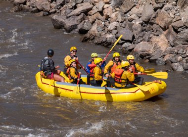 2023 ilkbaharında Arkansas Nehri 'nin dalgalı sularını çeken insanların gerçek macera fotoğrafı. Çok fazla yağmur ve kar yağışı sonrasında gerçekten heyecan verici bir kürek çekme için yapılmıştı..