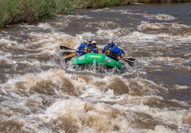 2023 ilkbaharında Arkansas Nehri 'nin dalgalı sularını çeken insanların gerçek macera fotoğrafı. Çok fazla yağmur ve kar yağışı sonrasında gerçekten heyecan verici bir kürek çekme için yapılmıştı..