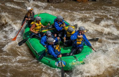 2023 ilkbaharında Arkansas Nehri 'nin dalgalı sularını çeken insanların gerçek macera fotoğrafı. Çok fazla yağmur ve kar yağışı sonrasında gerçekten heyecan verici bir kürek çekme için yapılmıştı..