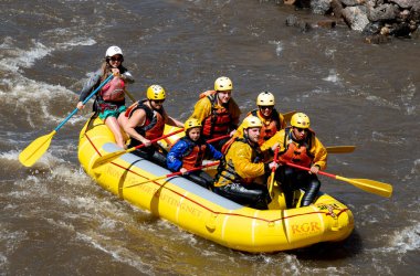 2023 ilkbaharında Arkansas Nehri 'nin dalgalı sularında yüzen bir grup insanın gerçek macera fotoğrafı. Çok fazla yağmur ve karlar eridikten sonra heyecan verici bir kürek çekme için yapılmış..