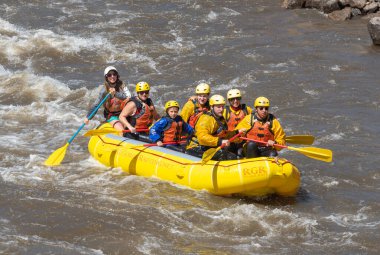 2023 ilkbaharında Arkansas Nehri 'nin dalgalı sularında yüzen bir grup insanın gerçek macera fotoğrafı. Çok fazla yağmur ve karlar eridikten sonra heyecan verici bir kürek çekme için yapılmış..