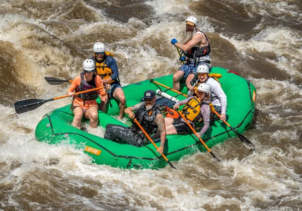 Действительно Приключенческая Фотография Группы Людей Принимающих Грубую Воду Реки Арканзас — стоковое фото