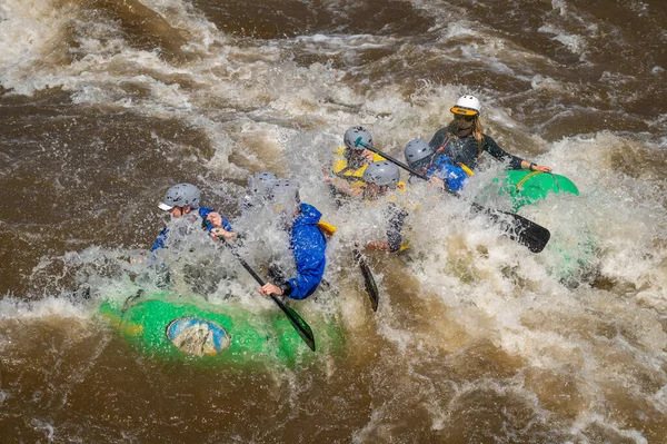 Fotografía Verdaderamente Aventurera Personas Que Toman Agua Áspera Del Río —  Fotos de Stock