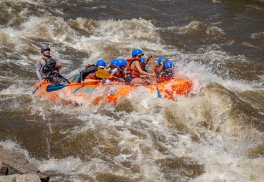 2023 ilkbaharında Arkansas Nehri 'nin dalgalı sularını çeken insanların gerçek macera fotoğrafı. Çok fazla yağmur ve kar yağışı sonrasında gerçekten heyecan verici bir kürek çekme için yapılmıştı..