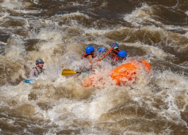2023 ilkbaharında Arkansas Nehri 'nin dalgalı sularını çeken insanların gerçek macera fotoğrafı. Çok fazla yağmur ve kar yağışı sonrasında gerçekten heyecan verici bir kürek çekme için yapılmıştı..
