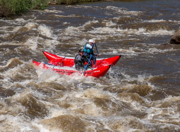 Fotografía Verdaderamente Aventurera Personas Que Toman Agua Áspera Del Río —  Fotos de Stock