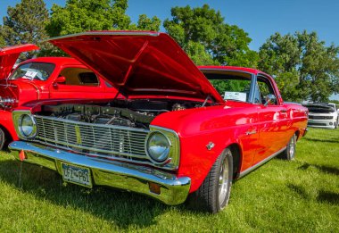 Canon City, CO, ABD - 10 Haziran 2023: Eski arabalar ve Abbey 'deki 41. Geleneksel Canon Otomobil Kulübü gösterisinde çektikleri kalabalık.