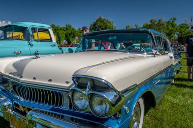 Canon City, CO, ABD - 10 Haziran 2023: Eski arabalar ve Abbey 'deki 41. Geleneksel Canon Otomobil Kulübü gösterisinde çektikleri kalabalık.