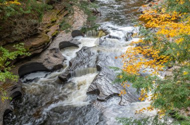 Michigan Yarımadası 'nın yukarısındaki Presque Adası nehri değişen yaprakların, sayısız şelalelerin ve bakır renkli suların ortasında bir sonbahar harikalar diyarı..