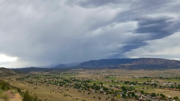 从科罗拉多州卡农市的天际线车道上滑落下来 望着科罗拉多州科罗拉多泉附近的皮克斯峰 夏天季风季节 云彩在皮克斯峰上空爆炸 — 图库视频影像