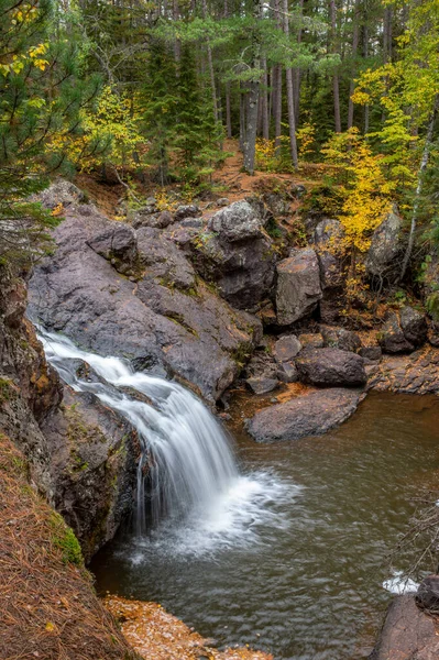 Amnicon Nehri Wisconsin 'deki Amnicon Falls Eyalet Parkı' ndan geçerken çeşitli nehir özelliklerine sahiptir..