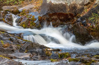 Wisconsin, Amberg yakınlarında bir sonbahar günü Horseshoe Falls 'un fotoğrafı..