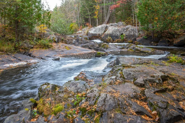 Wisconsin, Amberg yakınlarında bir sonbahar günü Horseshoe Falls 'un düşük seviyeli bir çekimi..