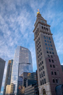 Denver Saat Kulesi 'nin ve yakınlardaki gökdelenlerin güzel bir görüntüsü Denver, Colorado şehir merkezinde bir Pazar sabahı erken saatlerde.