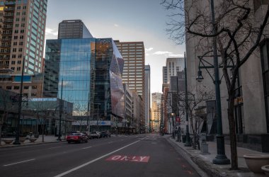 Denver, Colorado - 12 Şubat 2023: Pazar sabahı şehir yavaşça uyanırken Denver şehir merkezinin sakin bir manzarası.