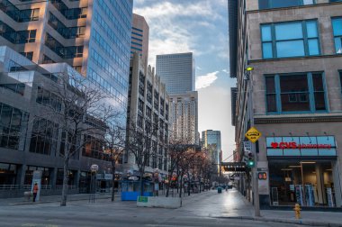 Denver, Colorado - 12 Şubat 2023: Pazar sabahı şehir uyanmaya başlarken sessiz ve boş sokakların manzarası.
