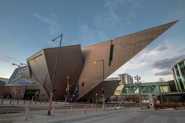 Denver, Colorado - 12 Şubat 2023: Şehir uyanmadan önce sakin bir kış sabahı Denver Sanat Müzesi manzarası.