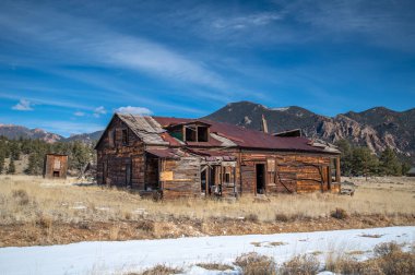 Eski bir kasaba mağazası olabilecek bu tarihi yapı Colorado dağlarında yıpranmaya devam ediyor..