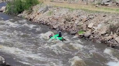 Whitewater Rafters Colorado 'daki Arkansas Nehri' nde Fremont County 'nin Royal Gorge bölgesinden geçiyor. Yüksek kalite 4k görüntü.