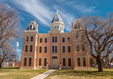 Teksas, Marfa 'daki güzel ve tarihi bir mahkeme salonu Presidio County Adliyesi' nin evidir..