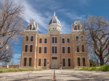 Teksas, Marfa 'daki güzel ve tarihi bir mahkeme salonu Presidio County Adliyesi' nin evidir..