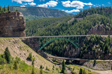 Colorado 'daki ünlü ve güzel Kızıl Kayalık Köprüsü Leadville' in 24. Karayolu boyunca Su Sokağı 'nı geçerek küçük bir dağ kasabası olan Kızıl Kayalık' a çıkıyor..
