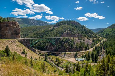 Colorado 'daki ünlü ve güzel Kızıl Kayalık Köprüsü Leadville' in 24. Karayolu boyunca Su Sokağı 'nı geçerek küçük bir dağ kasabası olan Kızıl Kayalık' a çıkıyor..