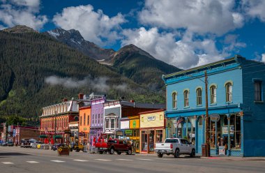 SILVERTON, COLORADO-SEPTEMBER 2023: Silverton şehir merkezindeki renkli binalar Durango 'dan gelen ve sokakları turistlerle dolduracak treni bekliyor.