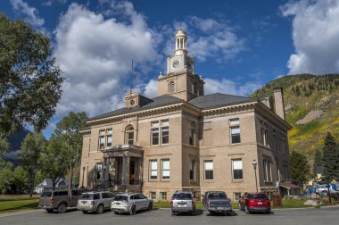 SILVERTON, COLORADO-SEPTEMBER 2023: Yüksek dağlar ve sonbahar yeşillikleriyle çevrili San Juan Adliyesi 'nin görkemli ve tarihi manzarası.