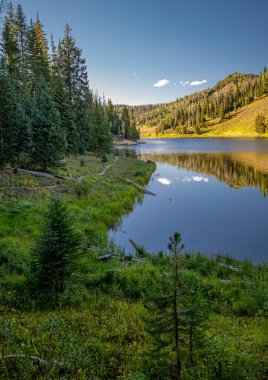 Güneş batıya batarken Kuzey Colorado 'daki Hahn Tepesi Gölü' nün güzelliği ve dinginliği huzur ve yalnızlık yayıyordu..