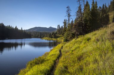 Güneş batıya batarken Kuzey Colorado 'daki Hahn Tepesi Gölü' nün güzelliği ve dinginliği huzur ve yalnızlık yayıyordu..